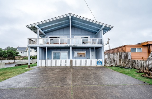 Dog-Friendly Oceanview Duplex w/Beach Access - Walk to Nye Beach Shops