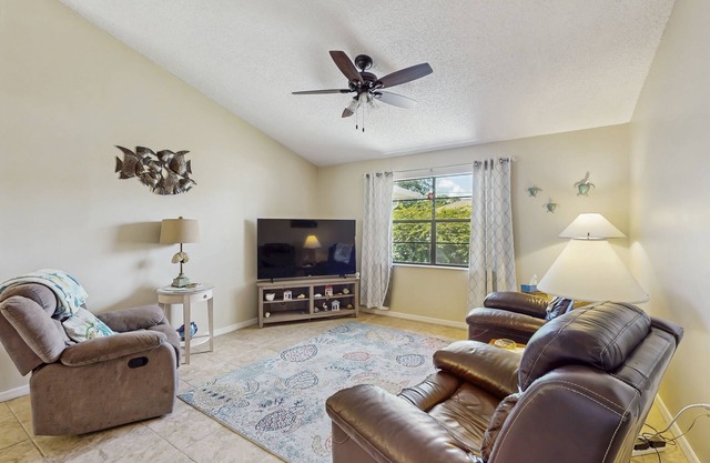 Dog-friendly retreat with an enclosed yard, grill & fully equipped kitchen