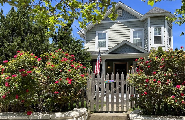 Dog friendly! Steps to the beach, boardwalk and town!