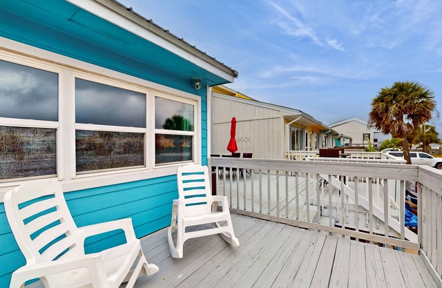 Dog-Friendly, Townhome by the Beach w/a Full Kitchen plus Front & Rear Decks