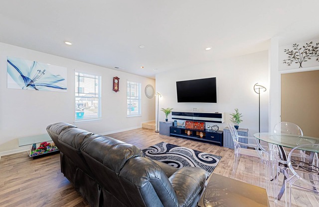 Dog-friendly townhouse with enclosed backyard, grill, streaming, fireplace, AC