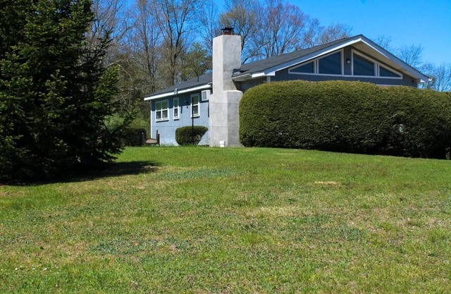 Dog Lover's Chalet w/Fenced-In Yard 10 MI to Waterparks/Hiking/Outlets/Casino