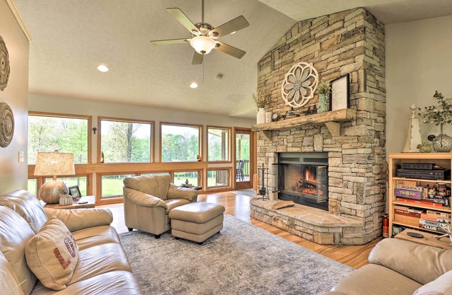 Dogs Welcome: Secluded Oakland Gem w/Hot Tub