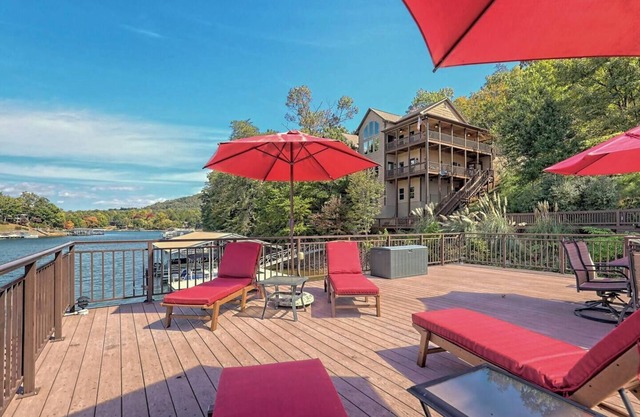 Dogwood Days Lakehouse - by Chatuge Home Concierge Lakefront, private dock with boat slip.