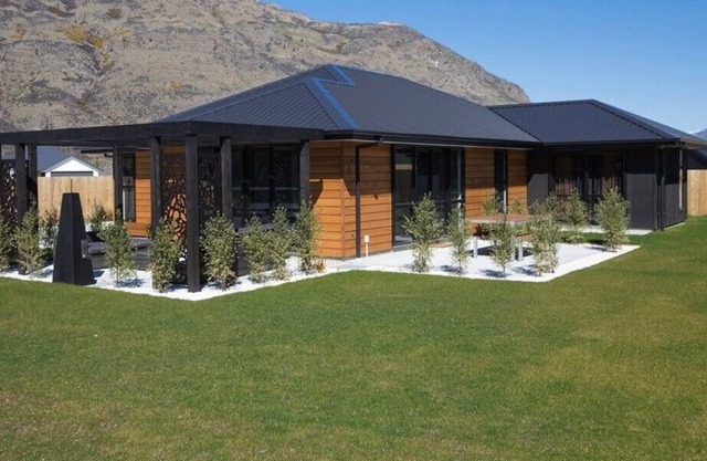 DOLCE VITA - QUEENSTOWN HOLIDAY HOME, family friendly in Arrowtown