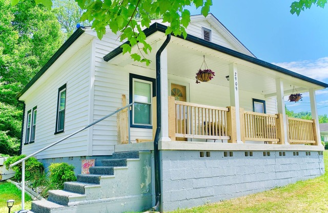 Dolly Elvis Cash Inspired Home in Pioneer- Royal Blue, Tackett & Sundquist