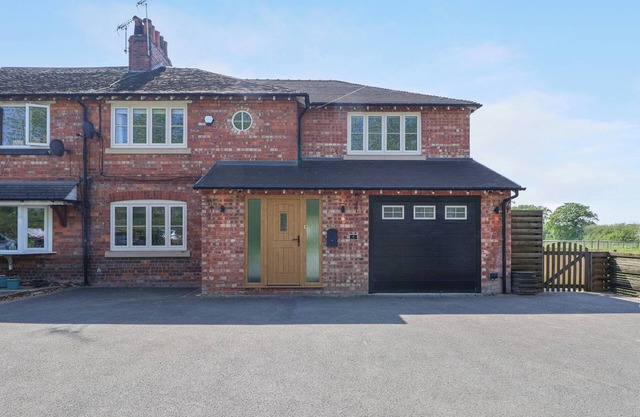 DOLLY'S HOUSE, family friendly, with a garden in Sandbach