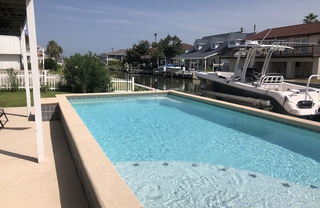 Dolphin Bay, Waterfront home w/pool, bay views and boat dock, sleeps 10.