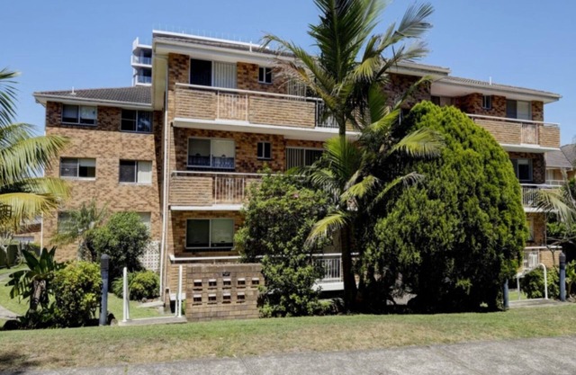Dolphin Court 13 - Walk to beaches and town