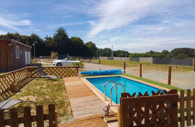 Domaine complet-Gîte-Private Bathroom-Comfort-Pool view