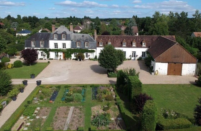 Domaine de Bel Ebat Située au cœur de la forêt de Montargis