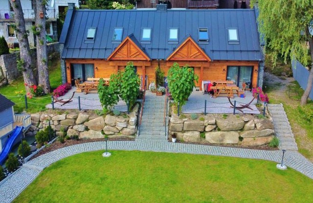DOMEK SUDECKI ZAKĄTEK - 2 APARTAMENTY 7- os Z GORĄCĄ BALIĄ ZEWNĘTRZNĄ