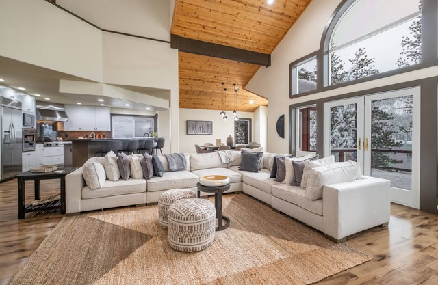 Donner Lakefront, Private Hot Tub, Newly Remodeled, Dog Friendly, Close to Skiing!