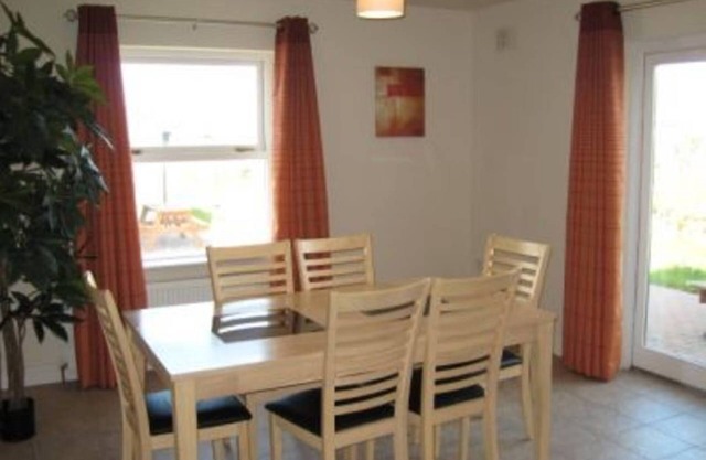 Doolin Village Bungalow 02 - a bungalow that sleeps 6 guests in 3 bedrooms