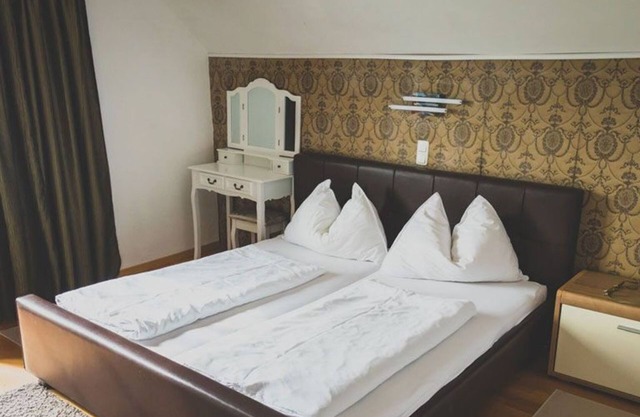 Doppelzimmer mit Seeblick und Balkon - Hotel Litzlberger Keller