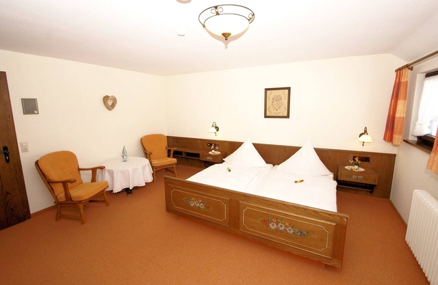 Doppelzimmer Kat. 2 mit Doppelbett und Kabel TV
