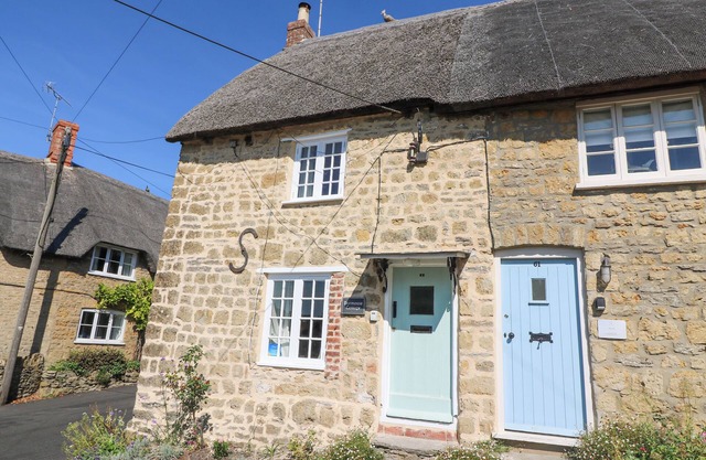 DORMOUSE COTTAGE, pet friendly, with a garden in Burton Bradstock