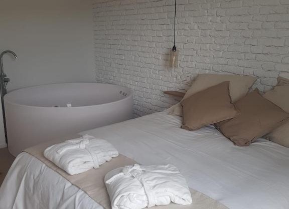 Dos Alas Rojas, casa con jacuzzi para dos personas