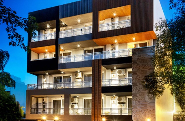 Double Delux Room @ Sterling Room with Balcony Near DLF Cyber City