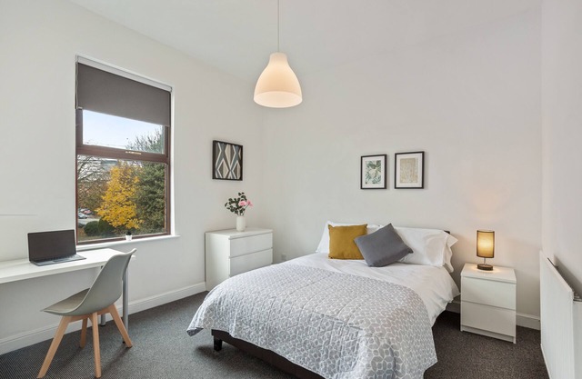 Double En-Suite Room with Free Parking and Wi-Fi