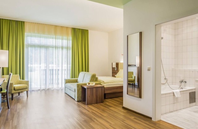 Double room Danube Garden (1 adult + 1 child) bath, WC - Riverresort Donauschlinge