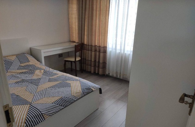 Double room for rent. Spacious room with a double bed.