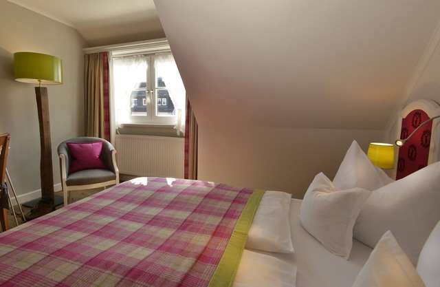 Double room Kobel, 18 sqm, bathroom with shower