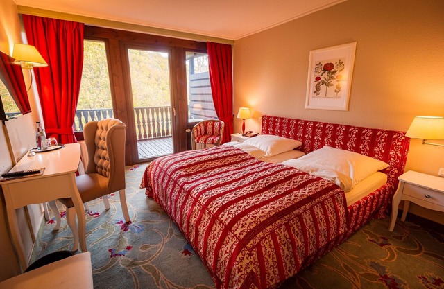 Double room main building with balcony and forest view - Hotel-Restaurant Burg Hornberg