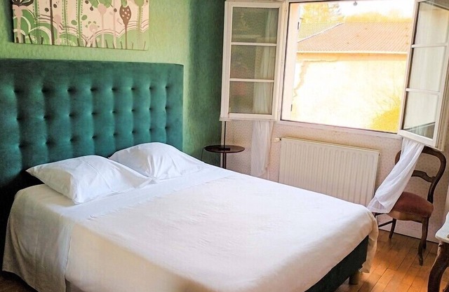 Double Room Queen size street view
