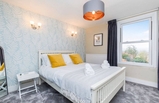 Double Room with en-suite shower room in the Central Village Location of Hurstpierpoint