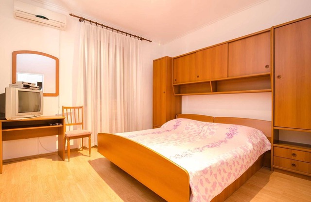 Double room with private external bathroom - Rooms Mozara 1