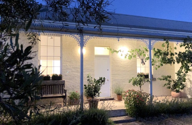Double Shower, log fire, Romantic Stay. Newstead Cute historic gold field towns