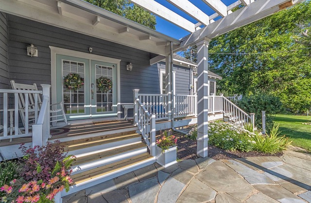 Douglas Cottage - Great location walking distance to both Douglas beach and Downtown!