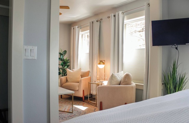 Douglas on Third Corner Suite-Adorable Apartment on 3rd St. Downtown McMinnville