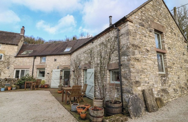 DOUGLAS'S BARN, pet friendly, character holiday cottage in Parwich