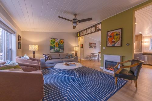 Douglas Woods Retreat - Modern Cottage - Newly Remodeled! Walking distance to downtown Douglas!