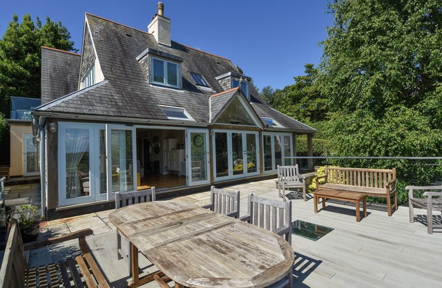 DOVE COTTAGE, family friendly, luxury holiday cottage in Dittisham