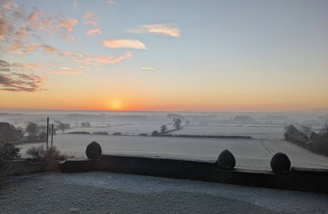 DOVE HOUSE FARM, pet friendly, luxury holiday cottage in Wheatley