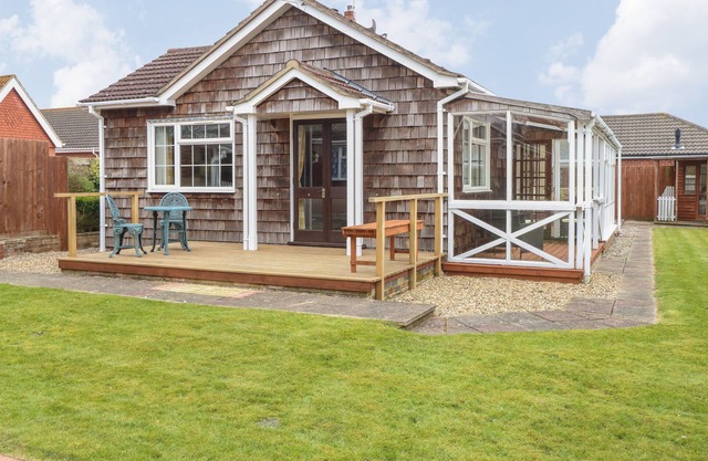 DOVE'S NEST, family friendly, character holiday cottage in Martham