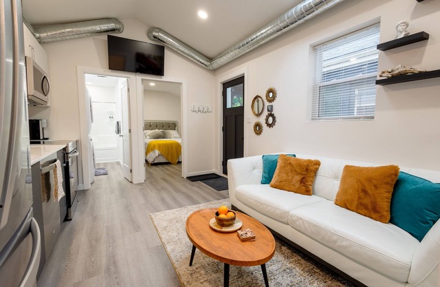 Downtown 2 bedroom near Victoria park in the Middle of Entertainment District