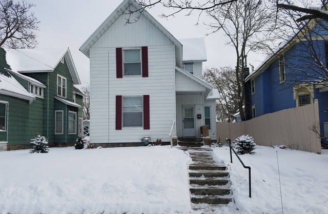 Downtown 2-Story Cottage