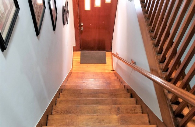 Downtown ~ 2nd Floor 1 Bedroom -1 Bath
