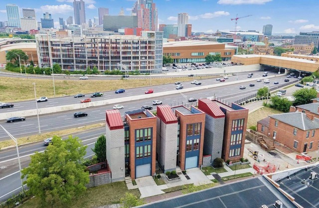Downtown 4BR, Hot tub, Rooftop Deck – 1 Block to High St, Walk to Convention Ctr