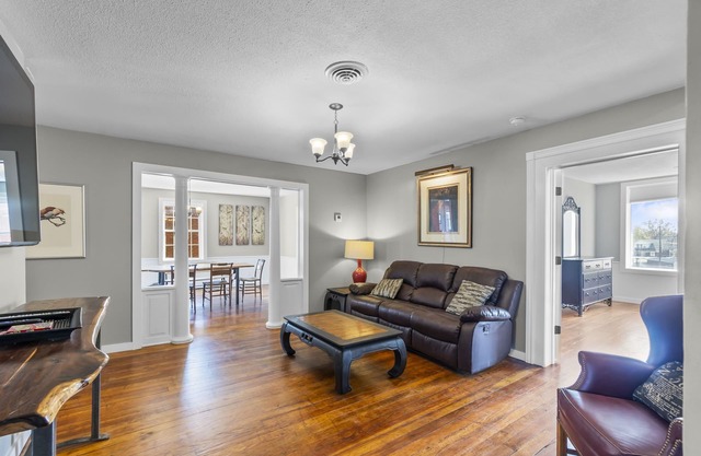 Downtown 4BR with 2 King Beds! Walking distance to SEMO and the River Front.
