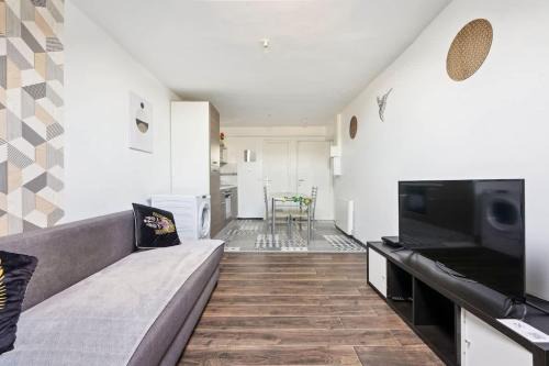 Downtown Apartment with Garage Parking