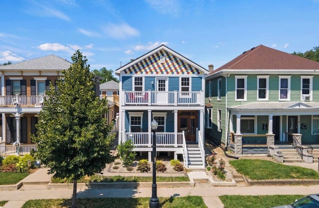 Downtown Apt w/Free parking by Parkview Field