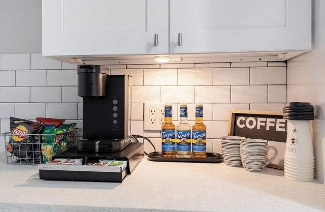 Downtown Austin 3BR: Near UT & Airport, Sleeps 7, Stylish Comfort