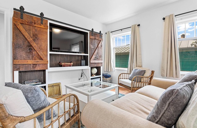 Downtown Bellingham Burrow by Gather: Bellingham Escape w/Bike Storage & Office