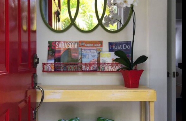 * Downtown Bungalow *Beaches/Restaurants/Cafes*Just Minutes away!