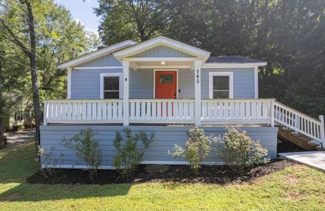Downtown Bungalow < Less than 1.5 Miles to UGA!